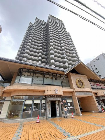 コンセールタワー所沢の外観|東急不動産旧分譲、街のランドマークとなる25階建てタワーマンション。重厚感あふれる外観と丁寧な管理体制が魅力で、周辺には商業施設も充実した住環境良好で利便性の高い好立地に佇みます。