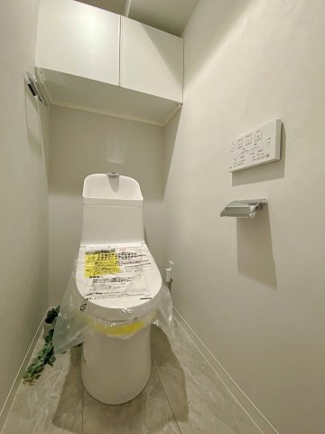 コンセールタワー所沢のトイレ|清潔感あるデザインに新規交換された温水洗浄便座一体型トイレ。毎日快適にご利用いただける最新機能を備えており、お手入れもラクラク。ご家族はもちろんゲストにも心地よくお使いいただけます。