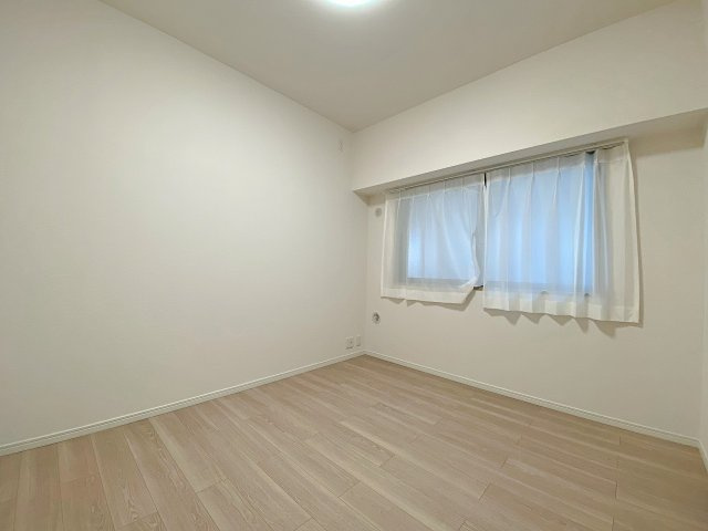 コンセールタワー所沢の子供部屋|間取り図の中央付近に位置する約5.1帖の洋室です。クローゼット完備でお部屋を広く使え、お子様のお部屋としてはもちろん、趣味の部屋や作業スペースとしてもマルチに活躍する使い勝手の良い居室です。