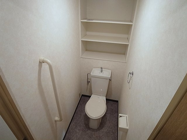 リメーン檜のトイレ|トイレに上部収納棚がございます