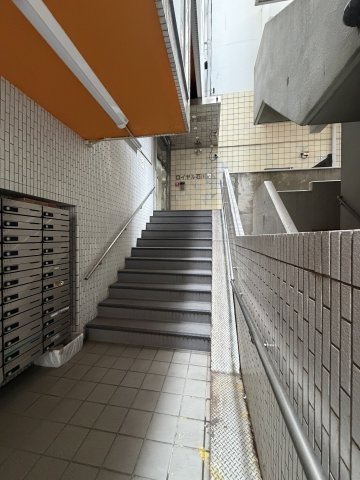 ロイヤル石川町のロビー