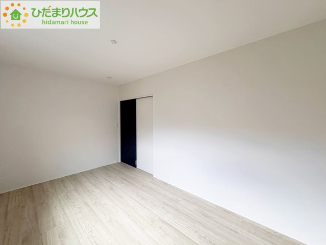 タマタウン東大沼　新築戸建　2号棟の寝室|広めの主寝室は、ベッドの他にもパソコンデスクやドレッサーなども置けちゃいます(*^-^*)