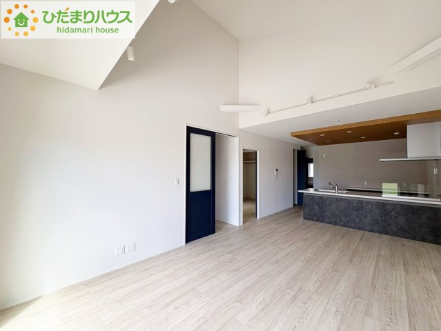 タマタウン東大沼　新築戸建　2号棟の居間・リビング|お子様が元気に遊べる広々としたリビングです。