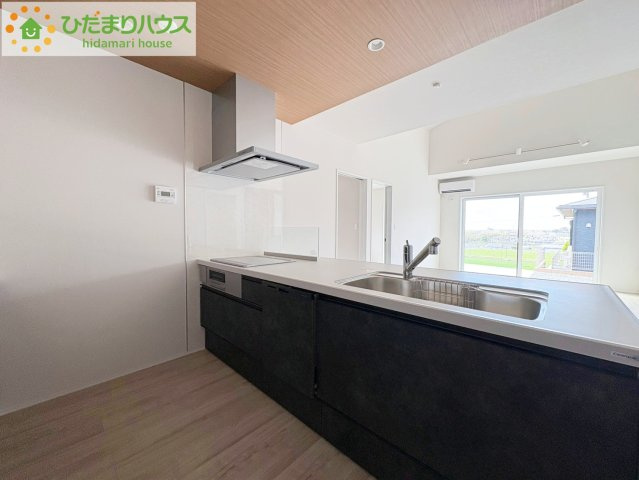 タマタウン東大沼　新築戸建　2号棟のキッチン|リビングを見渡せるキッチンはお子様を見ながらでも料理が出来て安心ですね☆