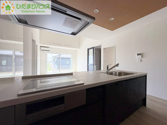 タマタウン東大沼　新築戸建　2号棟のキッチン|お料理しながら、TVだって見れちゃいます！