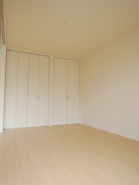 Ｃｈｅｍｉｎ Ｖｅｒｔの子供部屋|★明るいフローリングの角部屋です★