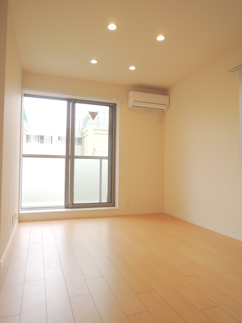 Ｃｈｅｍｉｎ Ｖｅｒｔの居間・リビング|★明るいフローリングの角部屋です★