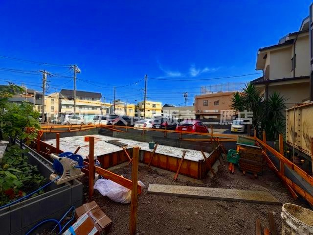 三鷹市中原1丁目 京王線 仙川駅 新築戸建の外観|青空が広がる解放感あふれる現地写真。日当たりや周辺環境の確認、新生活のイメージ作りにお役立ていただけます。