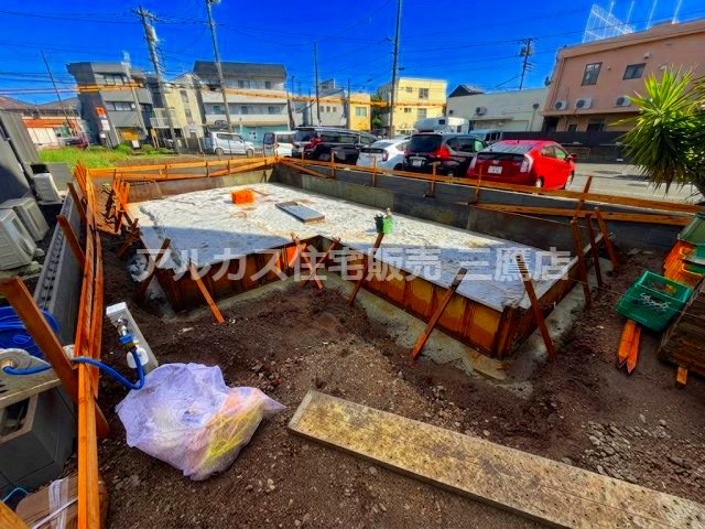 三鷹市中原1丁目 京王線 仙川駅 新築戸建の外観|しっかりと太陽光が差し込む明るい施工エリア。周辺に高層の遮蔽物がなく、心地よい光を感じられる好立地です。