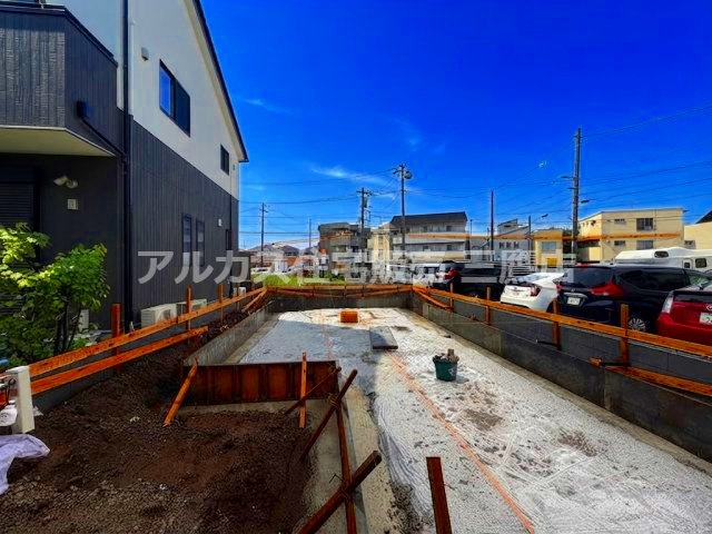三鷹市中原1丁目 京王線 仙川駅 新築戸建の外観|奥行きのある敷地と上空に広がる青空が印象的な現地空間。豊かな日当たりをしっかり確保できる環境です。

