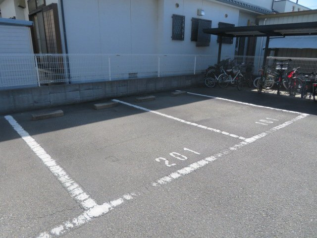 フォーレス充清の駐車場