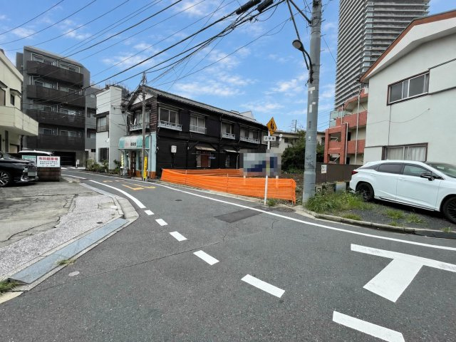 新宿区西新宿５丁目売地の前面道路含む現地写真