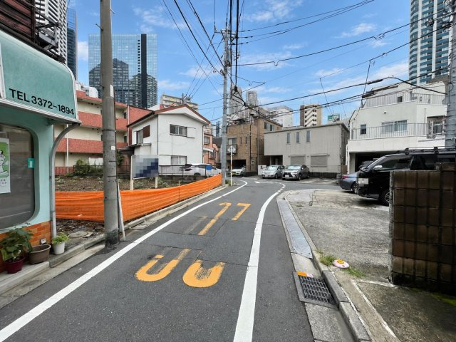 新宿区西新宿５丁目売地の前面道路含む現地写真