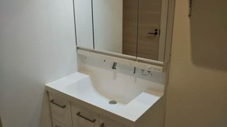 【洗面所】 | シャーメゾン カキツバタ | 三面鏡シャワー付き洗面台。