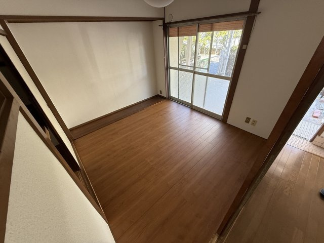 南花屋敷4丁目貸家の洋室