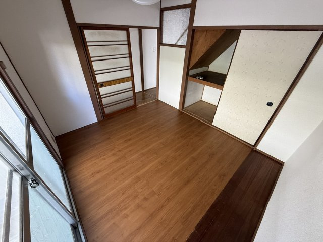 南花屋敷4丁目貸家の洋室