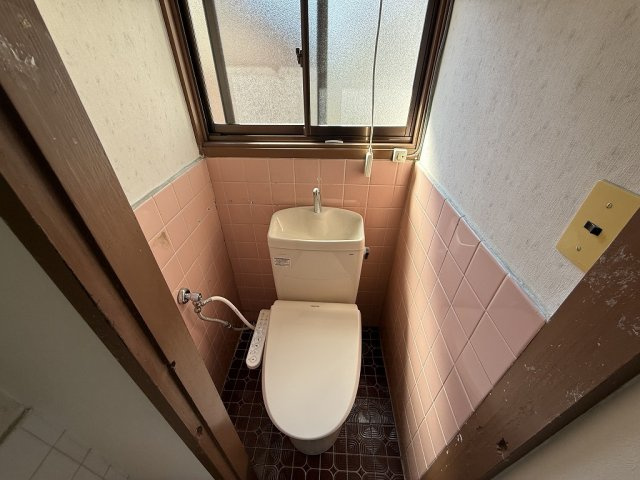 南花屋敷4丁目貸家のトイレ