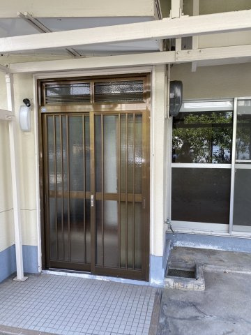 南花屋敷4丁目貸家の玄関