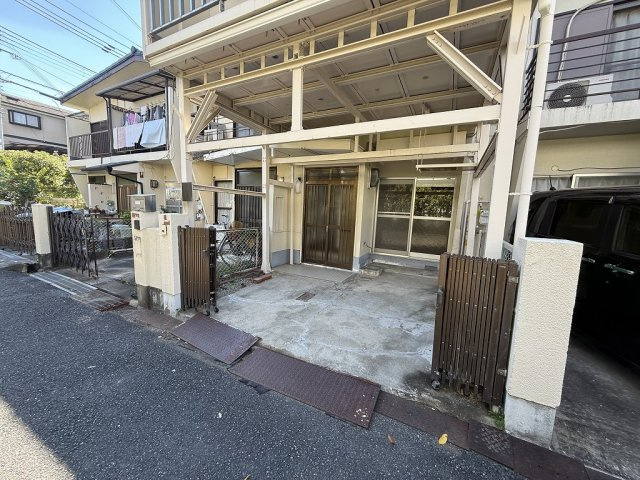 南花屋敷4丁目貸家の駐車場