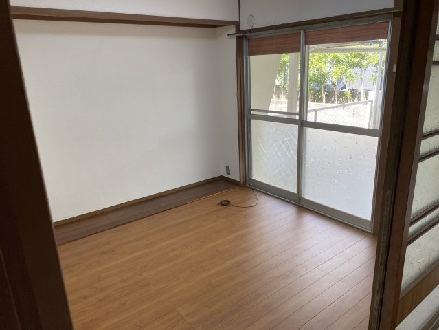 南花屋敷4丁目貸家の洋室