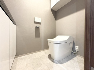 【トイレ】 | ザ・タワー大阪 | 【トイレ】上部棚がありシンプルな作りで無駄のないトイレです☆