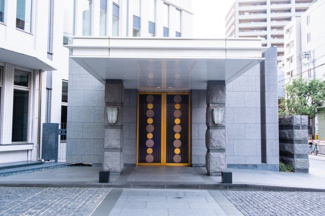  | ザ・タワー大阪 | 【エントランスアプローチ】重厚なしつらえで構成された、レジデンスの入口です。誇り高い存在感！
