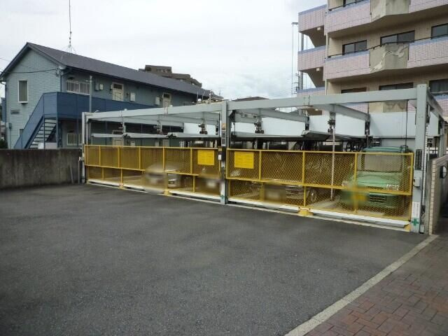 サンハイム新横浜の駐車場