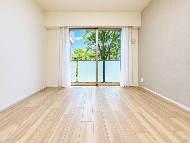 ロイヤルシーズン瀬田の洋室|ナチュラルな木目と上品な色合いが魅力的な居住スペースは、住む人の心を自然とおだやかにします。毎日の暮らしの中で長時間を過ごす住まいだからこそ、そのような空間性にこだわっております♪