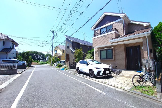 国立市矢川３丁目　中古戸建の前面道路含む現地写真
