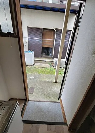 ジーアイハウス日の出Aの玄関
