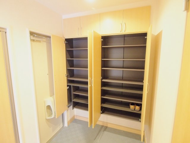 広島市安佐南区大町東３丁目のアパートの玄関