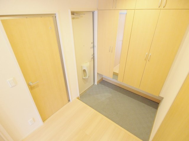 広島市安佐南区大町東３丁目のアパートの玄関