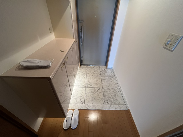 ロイヤルアーク泉ヶ丘の玄関