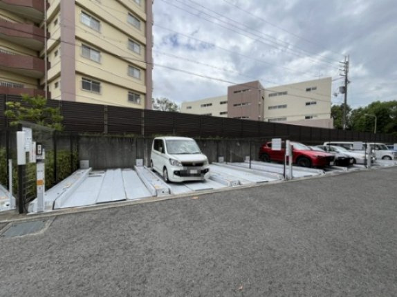 ロイヤルアーク泉ヶ丘の駐車場