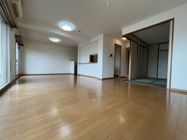 ロイヤルアーク泉ヶ丘の居間・リビング