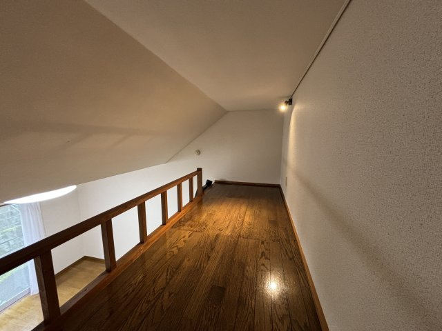 丘の上のアトリエの寝室