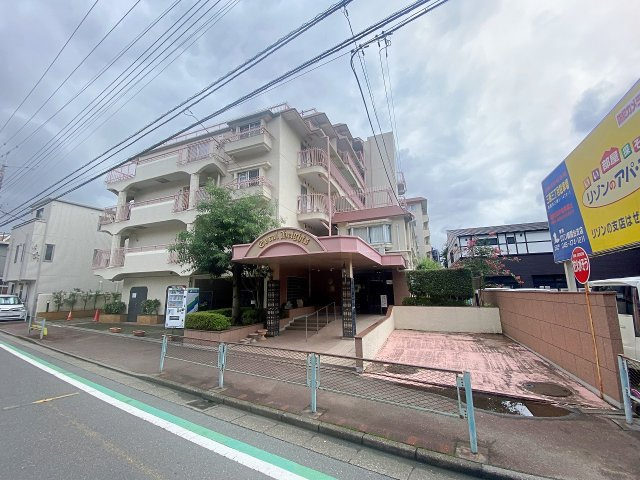 コーラルハイツ志木Ⅱの外観|落ち着きのあるデザインが魅力的な建物外観。周辺環境とも美しく調和した佇まいです。管理体制も良好で、住まう方の安心と快適な暮らしを支えます。周辺施設も充実しており、日々の生活環境も恵まれています。