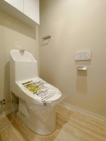 コーラルハイツ志木Ⅱのトイレ|トイレ設備も新規交換済みで、快適かつ衛生的にご使用いただけます。温水洗浄便座などの便利な機能を搭載し、日々の使い心地に配慮しました。上部には棚や収納スペースがあり、備品もすっきり収まります。