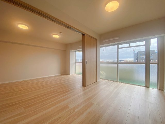 コーラルハイツ志木Ⅱの寝室|主寝室に最適な洋室6.0帖の空間。ベッドや家具を配置してもゆとりがあり、一日の疲れを癒やすリラックスした時間をお過ごしいただけます。収納も完備しており、お部屋を広々とすっきり保つことができます。