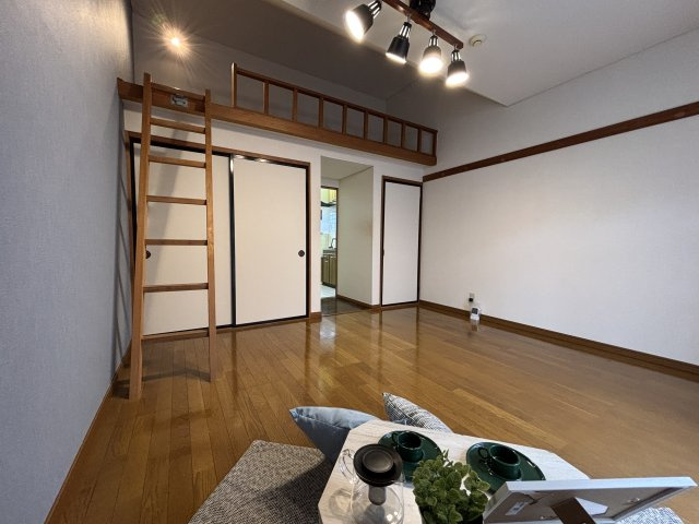丘の上のアトリエの居間・リビング