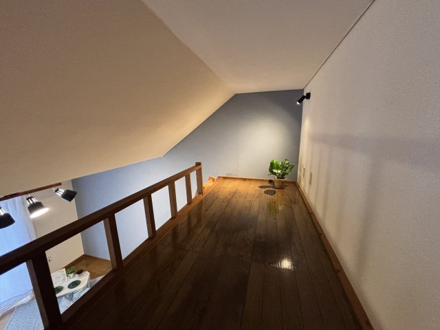 丘の上のアトリエの寝室