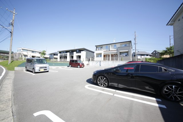 ファミールシャトーAの駐車場