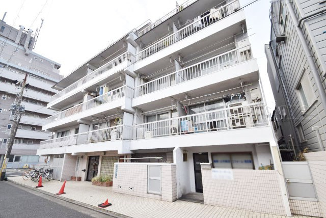【エントランス】 | 北千束アイレ | お客様を、そして住人を出迎えてくれるマンションのエントランス。ゴミが落ちていないことからも、管理状態の良さや住民の節度の高さが見て取れます。～即日のご見学可能～　お問合せはお気軽にどうぞ。
