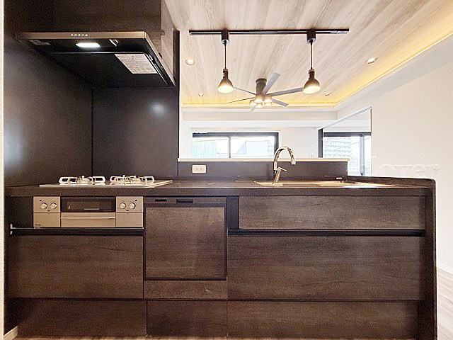 【現況写真】 | 北千束アイレ | エントランスに掲げられた、マンション名を示す館銘板。さほど激しく主張はしませんが、しっかりと掲示されています。～即日のご見学可能～　お問合せはお気軽にどうぞ。