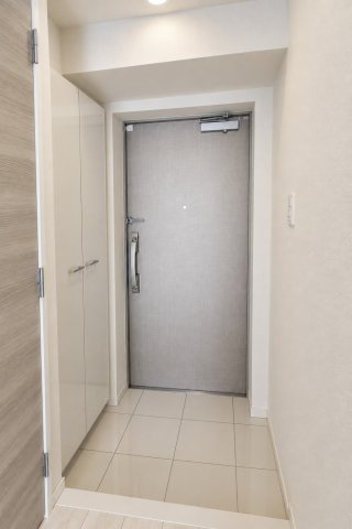 クレヴィスタ大森Ⅱの玄関|AI加工にて明るさ調整しております。