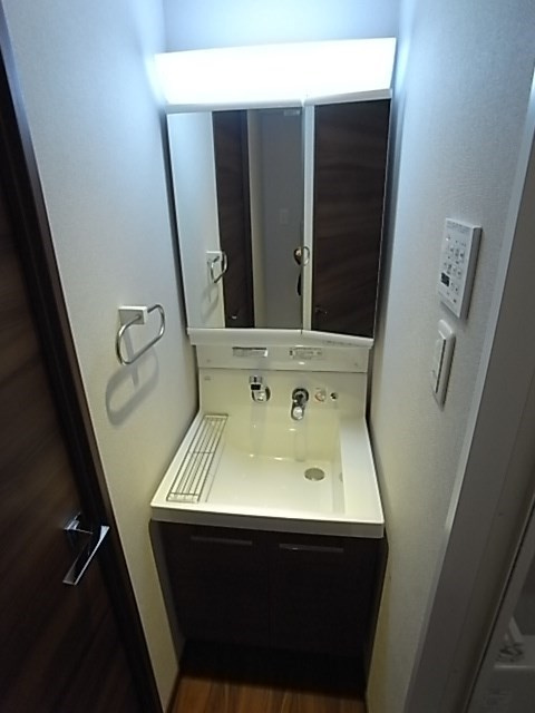 尼崎市東難波町５丁目の賃貸マンションの洗面所