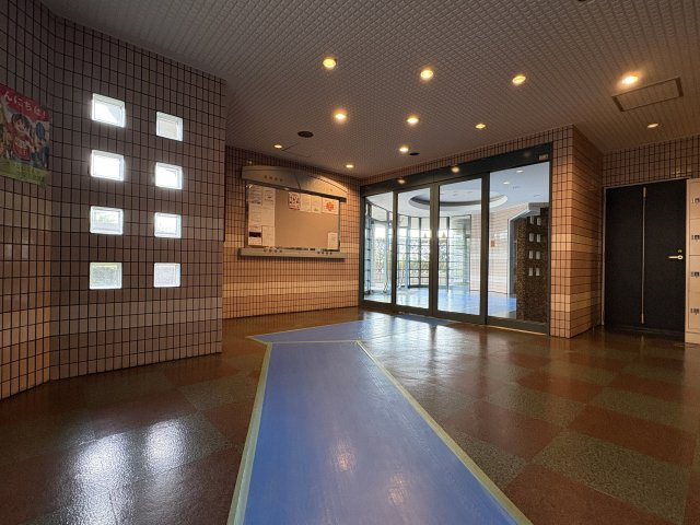 アーティックス大手町のエントランス|住まいの顔となるエントランス♪落ち着いた雰囲気でお客様をお迎えできます！