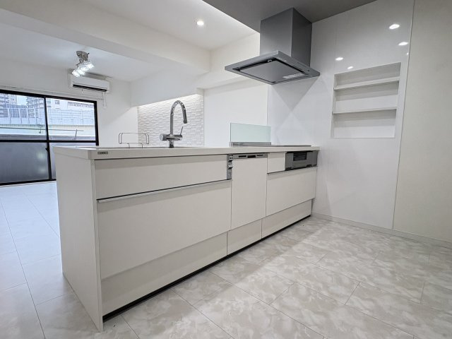 アーティックス大手町のキッチン|システムキッチン＆スライド収納！奥まで取り出しやすく、調理器具や食器もすっきり収納できます♪