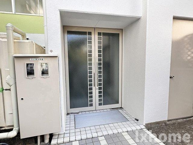 春日マンションのエントランス|建物の内部です