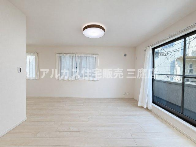 三鷹市深大寺2丁目 中央線 武蔵境駅 中古戸建の居間・リビング|2面採光を取り入れた通風・採光に優れたリビング。ホワイト調のフローリングが空間全体を広く見せてくれます。